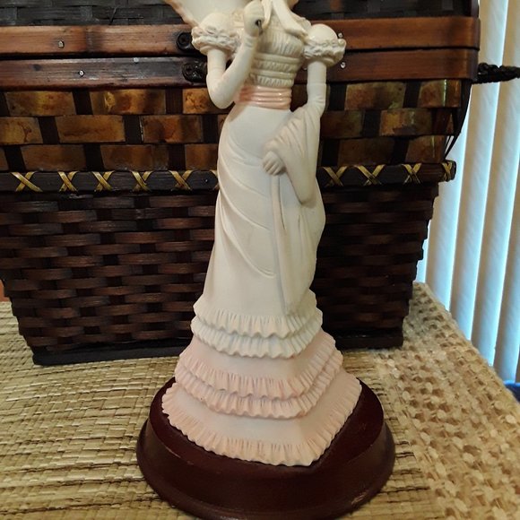 Pucci Victorian Woman with Parasol Figurine - Picture 3 of 9